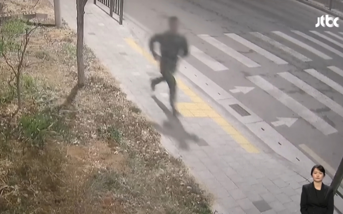 탈영한 해병대원이 작업칼을 손에 쥔 채 전력질주하는 모습. /사진=JTBC 방송화면 캡처 