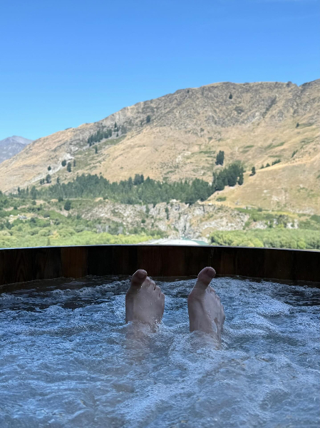 그룹 AOA 출신 배우 설현이 뉴질랜드에서 여행 중인 근황을 전했다. /사진=설현 SNS