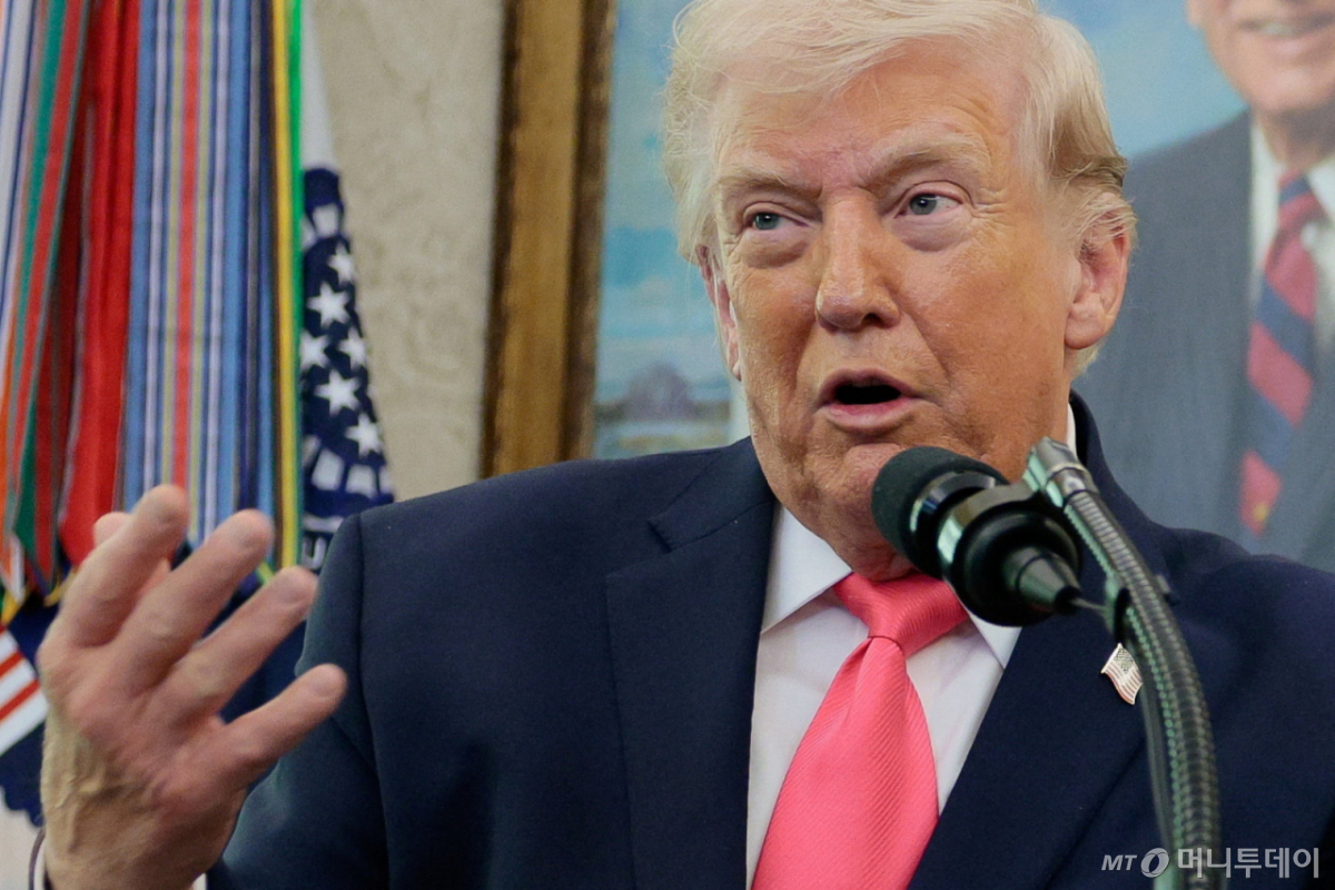 24일(현지시간) 도널드 트럼프 미국 대통령이 워싱턴DC 백악관에서 열린 마크웨인 멀린 국토안보부 장관 임명식에서 발언하고 있다./로이터=뉴스1