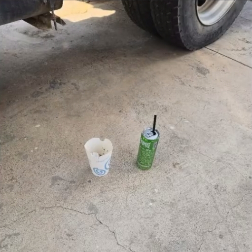 여성 운전자가 경기도 한 지역농협 주유소 앞에 버리고 간 쓰레기. /사진=보배드림 갈무리 