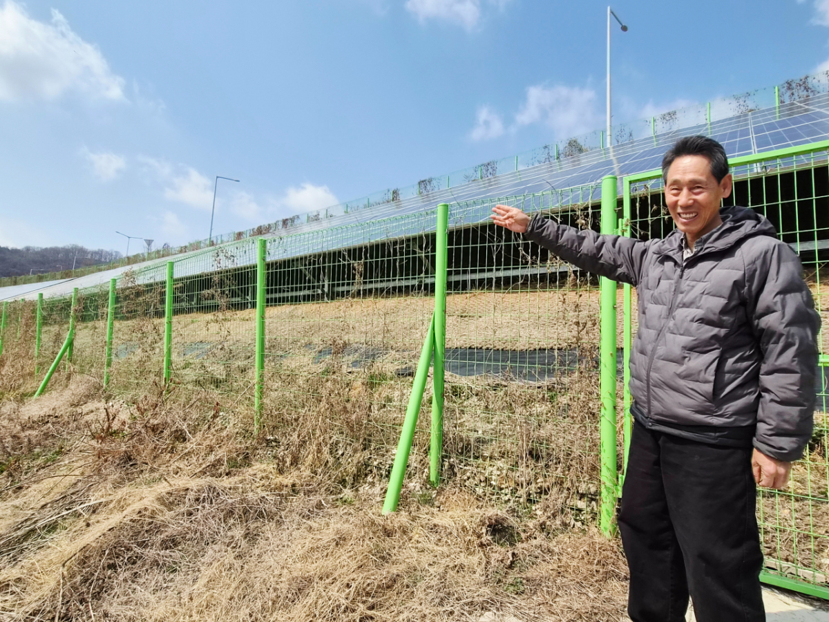 소동산마을 유석은 이장이 마을태양광 설립 과정을 설명하고 있다/사진=권다희 기자