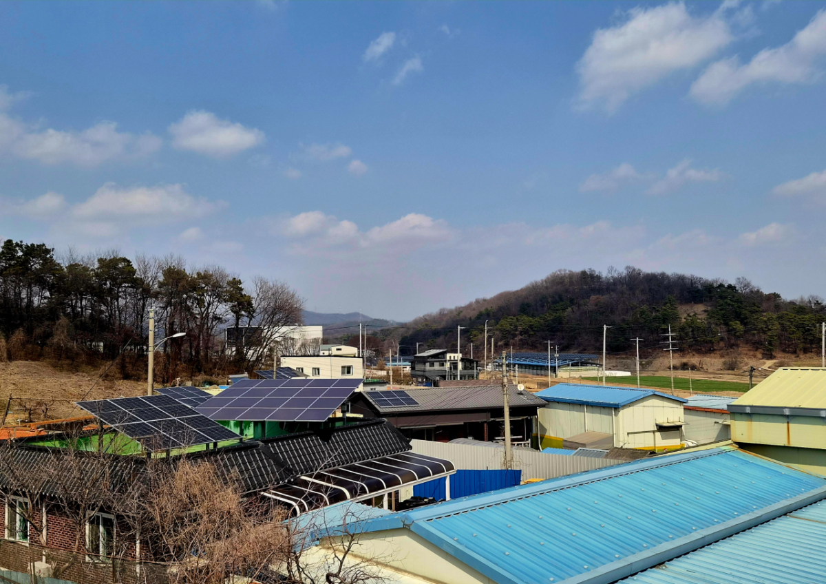 소동리마을회관 위에서 바라 본 마을 모습. 주택마다 지붕 태양광이 설치돼 있다/사진=권다희 기자