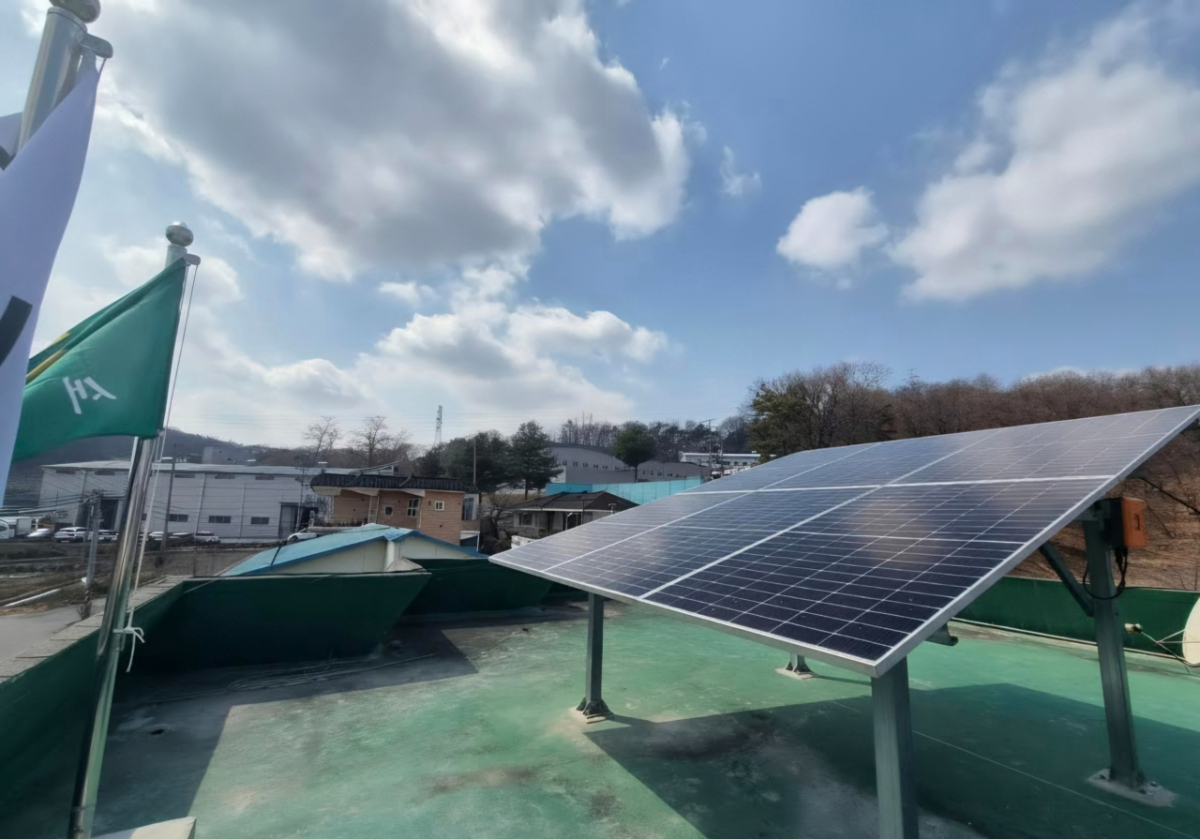 소동산마을회관 옥상에 설치된 태양광 패널 모습/사진=권다희 기자