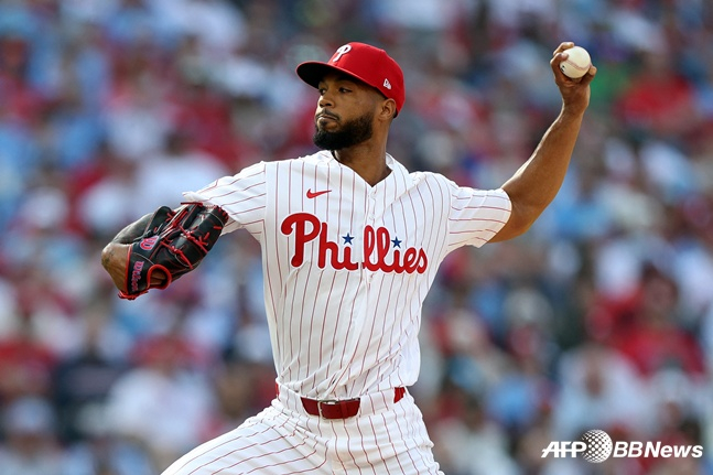 역투를 펼치고 있는 산체스. /AFPBBNews=뉴스1