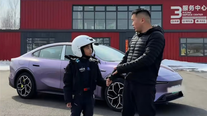 5살 때 중국 최연소 프로 랠리 드라이버가 된 8살 소년이 화제다./사진=더우인