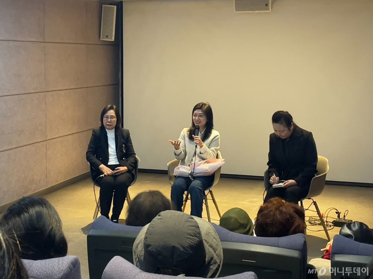 지난 25일 '오!재미동'에서 열린 영화 '파도 위를 걷다' GV(관객과의 대화)에서 감독 허차오링씨가 관객의 질문에 답변하는 모습./사진=이현수 기자.