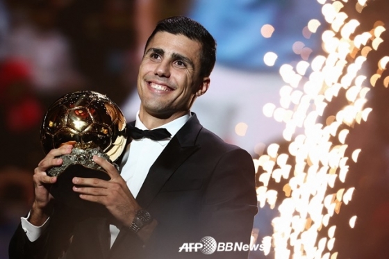 로드리가 2024 발롱도르 시상식에서 트로피를 들고 환하게 웃고 있다. /AFPBBNews=뉴스1
