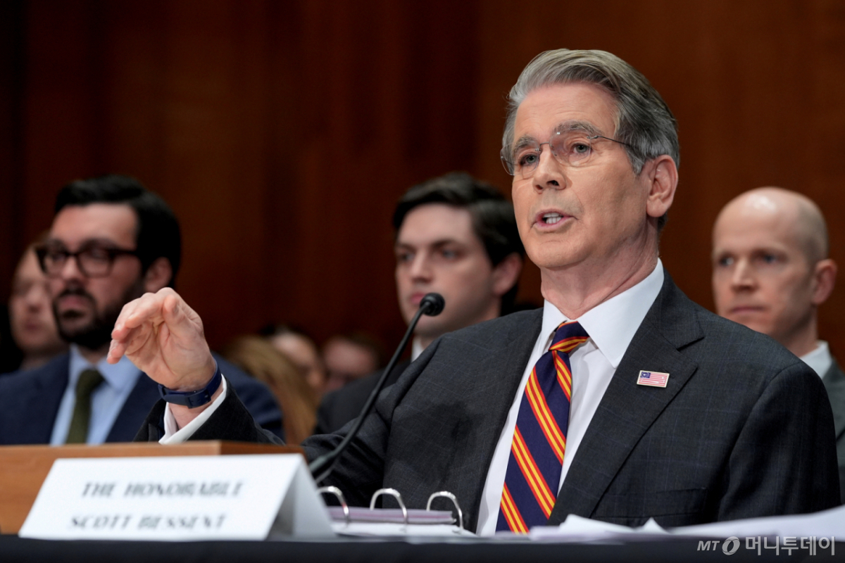 [워싱턴=AP/뉴시스] 스콧 베선트 미국 재무장관이 5일(현지 시간) 상원 은행위원회 청문회에 출석해 의원들의 질의에 답변하고 있다. 2026.02.06. /사진=권성근