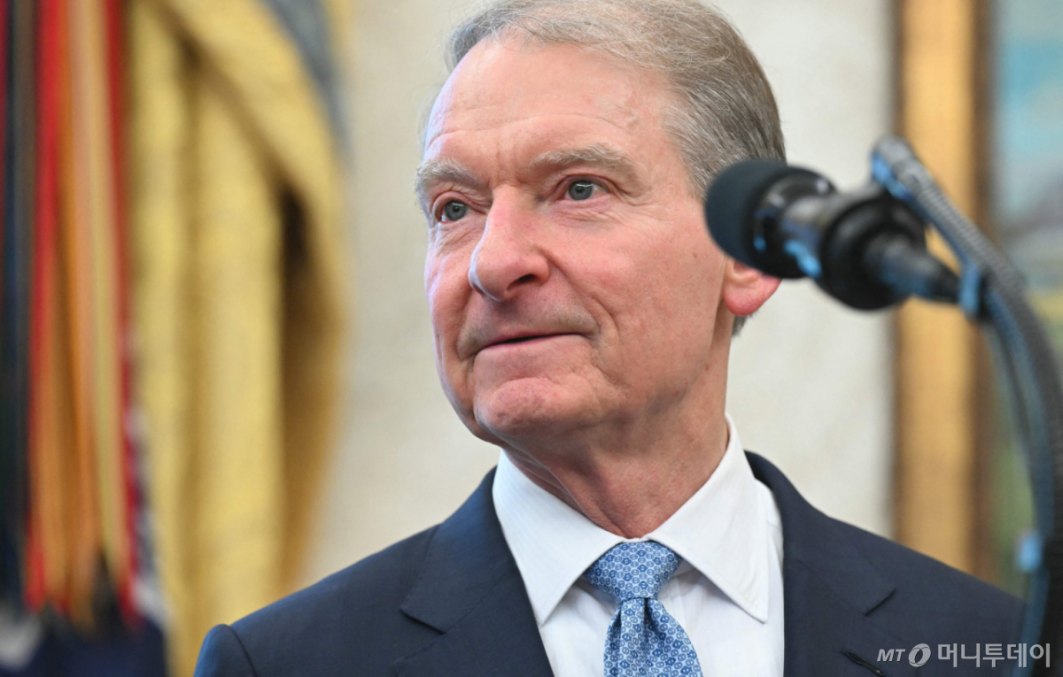 (워싱턴 AFP=뉴스1) 우동명 기자 = 폴 앳킨스 미국 증권거래위원회(SEC) 위원장이 22일 (현지시간) 워싱턴 백악관에서 열린 취임 선서 행사서 "최우선 과제 중 하나는 합리적이며 일관되고 원칙에 입각한 접근 방식을 통해 디지털 자산에 대한 강력한 규제 기반을 마련하는 것"이라고 밝히고 있다. 2025.04.23  ⓒ AFP=뉴스1  Copyright © 뉴스1. All rights reserved. 무단 전재 및 재배포,  AI학습 이용 금지. /사진=(워싱턴 AFP=뉴스1) 우동명 기자