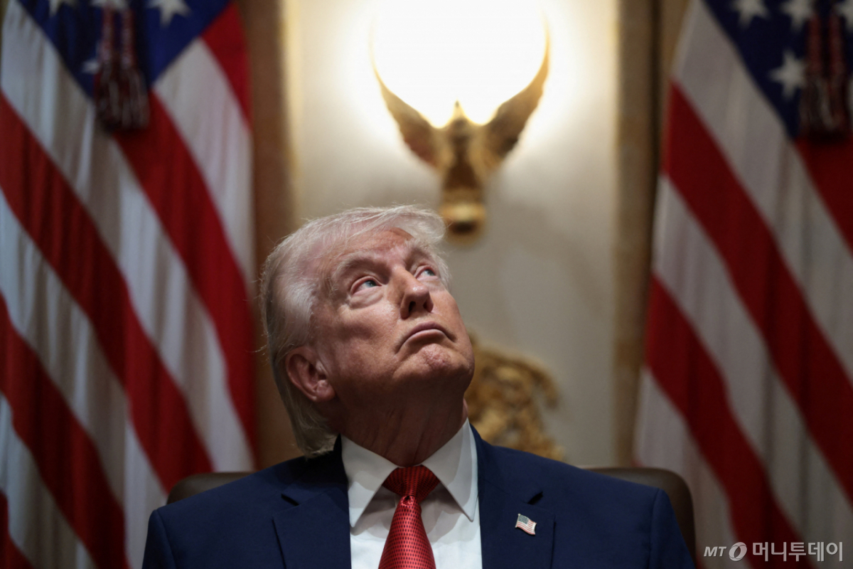 (워싱턴 로이터=뉴스1) 강민경 기자 = 도널드 트럼프 미국 대통령이 26일(현지시간) 내각회의 참석 도중 위쪽을 응시하고 있다. 2026.3.26  ⓒ 로이터=뉴스1  Copyright © 뉴스1. All rights reserved. 무단 전재 및 재배포,  AI학습 이용 금지. /사진=(워싱턴 로이터=뉴스1) 강민경 기자