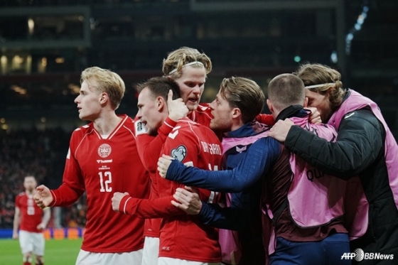 덴마크 국가대표팀 선수들이 북마케도니아와 경기 중 함께 골 세리머니하고 있다. /AFPBBNews=뉴스1