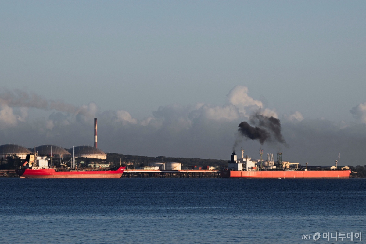 (마탄사스 로이터=뉴스1) 김경민 기자 = 쿠바 마탄사스 터미널에 유조선이 정박하고 있다. 2026.1.9 ⓒ 로이터=뉴스1 Copyright © 뉴스1. All rights reserved. 무단 전재 및 재배포, AI학습 이용 금지. /사진=(마탄사스 로이터=뉴스1) 김경민 기자