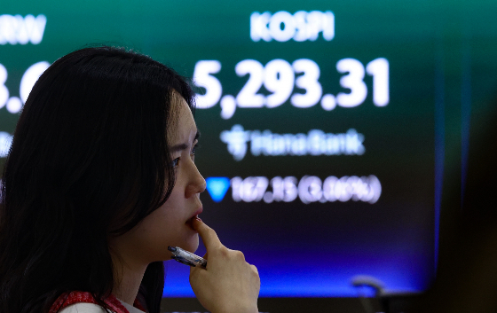 [서울=뉴시스] 황준선 기자 = 코스피가 전 거래일(5460.46)보다 159.85포인트(2.93%) 하락한 5300.61에 개장한 27일 오전 서울 중구 하나은행 딜링룸 전광판에 지수가 표시돼 있다. 2026.03.27. hwang@newsis.com /사진=황준선