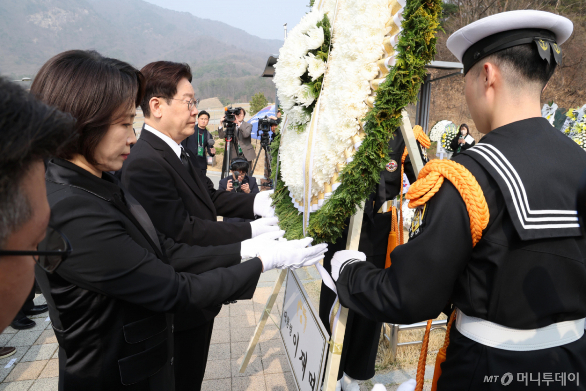[대전=뉴시스] 고범준 기자 = 이재명 대통령과 김혜경 여사가 27일 국립대전현충원에서 열린 제11회 서해수호의 날 기념식에 앞서 제2연평해전 및 연평도 포격전 묘역을 찾아 헌화하고 있다. 2026.03.27. bjko@newsis.com /사진=류현주
