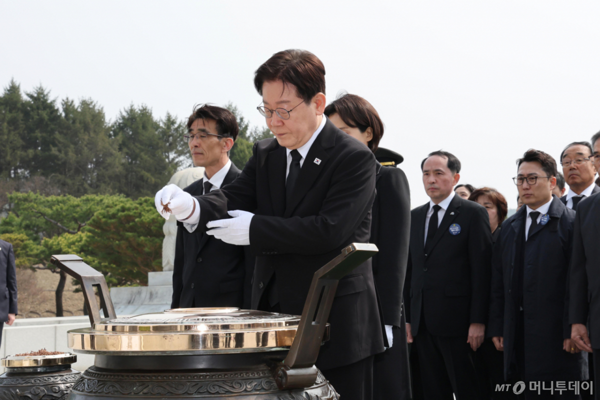 [대전=뉴시스] 고범준 기자 = 이재명 대통령과 김혜경 여사가 27일 국립대전현충원에서 열린 제11회 서해수호의 날 기념식에서 분향하고 있다. 2026.03.27. bjko@newsis.com /사진=류현주