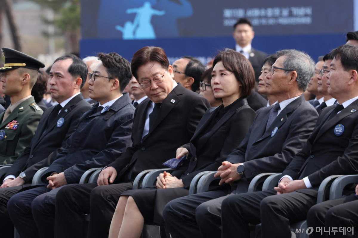 [대전=뉴시스] 고범준 기자 = 이재명 대통령이 27일 국립대전현충원에서 열린 제11회 서해수호의 날 기념식에서 영상을 보며 눈물을 흘리는 김혜경 여사에게 손수건을 건네고 있다. 2026.03.27. bjko@newsis.com /사진=류현주