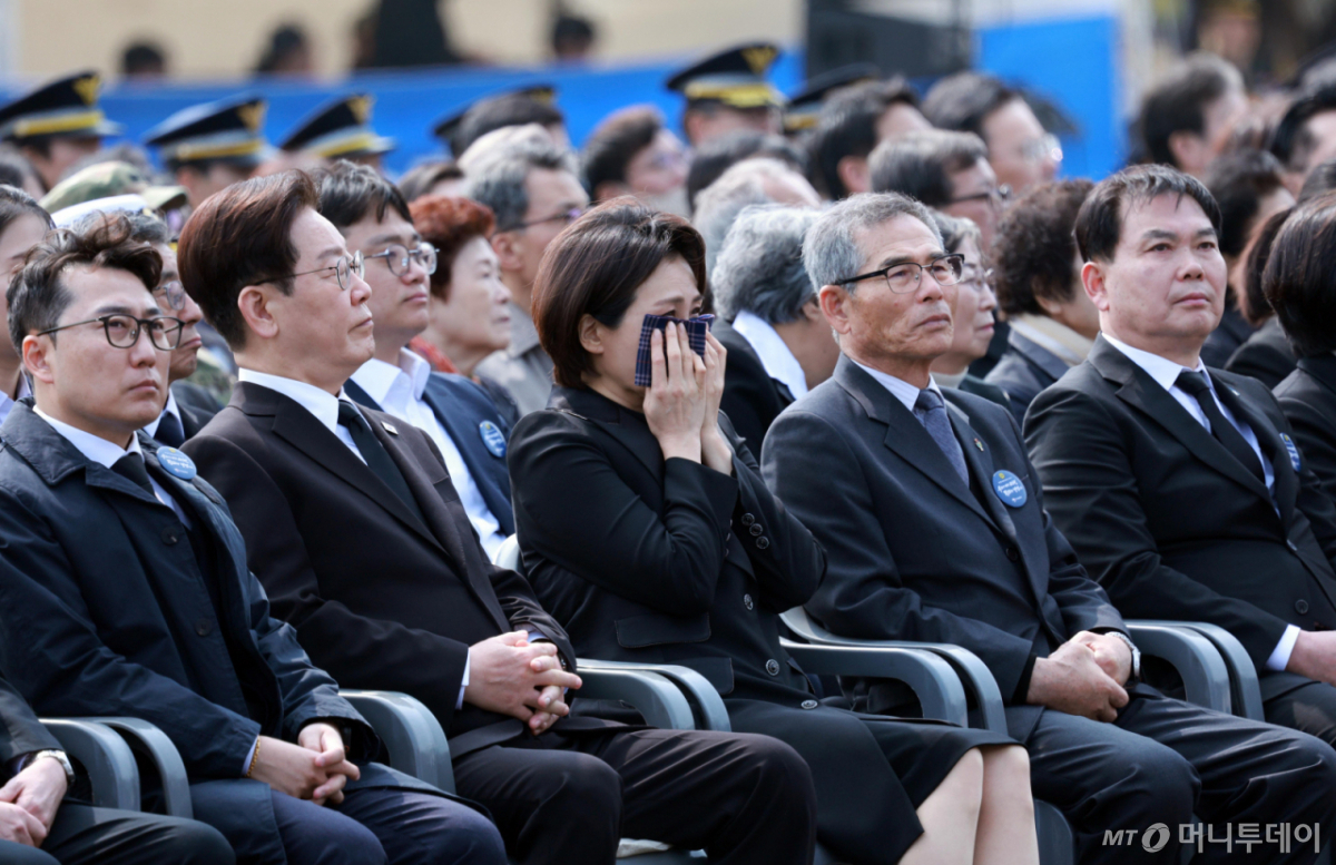 [대전=뉴시스] 고범준 기자 = 이재명 대통령과 김혜경 여사가 27일 국립대전현충원에서 열린 제11회 서해수호의 날 기념식에서 영상을 보고 있다. 2026.03.27. bjko@newsis.com /사진=고범준