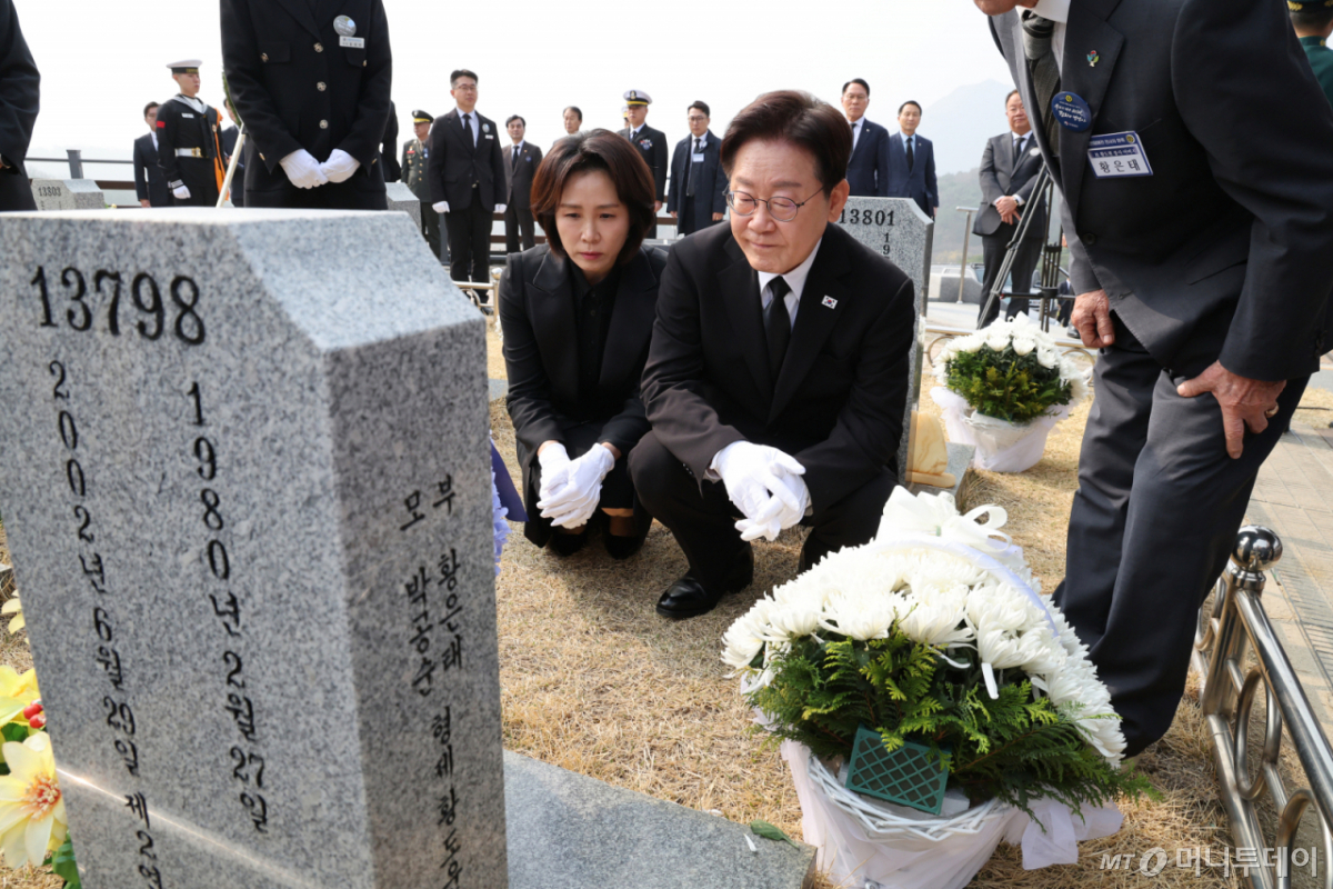 [대전=뉴시스] 고범준 기자 = 이재명 대통령과 김혜경 여사가 27일 국립대전현충원에서 열린 제11회 서해수호의 날 기념식에 앞서 제2연평해전 및 연평도 포격전 묘역을 살펴보고 있다. 2026.03.27. bjko@newsis.com /사진=류현주