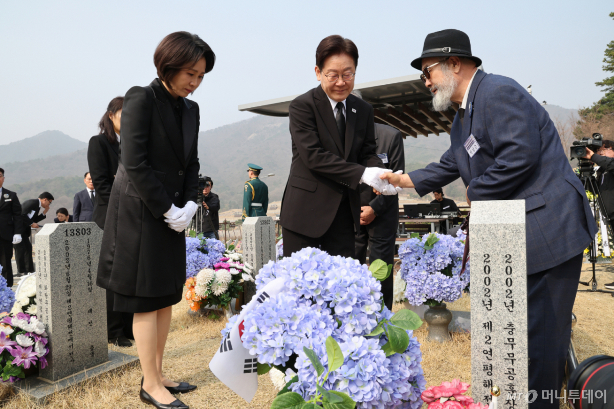 [대전=뉴시스] 고범준 기자 = 이재명 대통령과 김혜경 여사가 27일 국립대전현충원에서 열린 제11회 서해수호의 날 기념식에 앞서 제2연평해전 및 연평도 포격전 묘역을 찾아 유족을 위로하고 있다. 2026.03.27. bjko@newsis.com /사진=류현주
