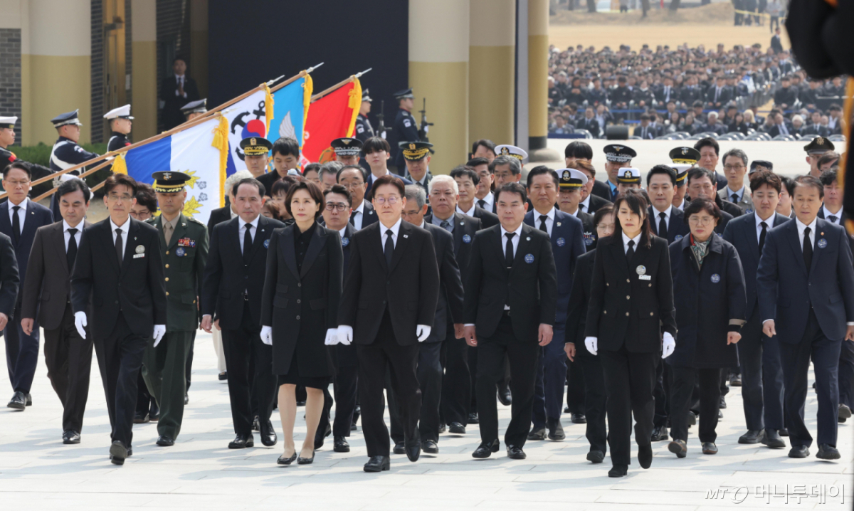 [대전=뉴시스] 고범준 기자 = 이재명 대통령과 김혜경 여사가 27일 국립대전현충원에서 열린 제11회 서해수호의 날 기념식에서 참배를 위해 이동하고 있다. 2026.03.27. bjko@newsis.com /사진=류현주