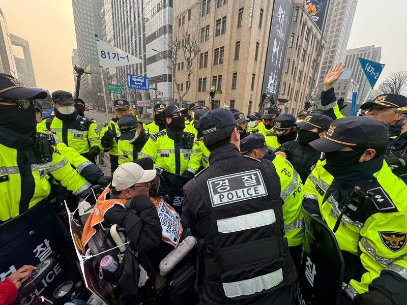 전국장애인차별철폐연대가 27일 서울 광화문 버스정류장에서 버스 탑승 시위를 진행하고 있다./사진제공=전장연.