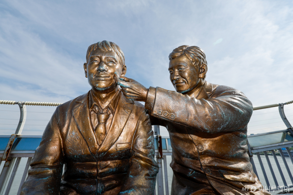  서울 마포대교에 자리한 '한번만 더 동상'/사진=(서울=뉴스1)