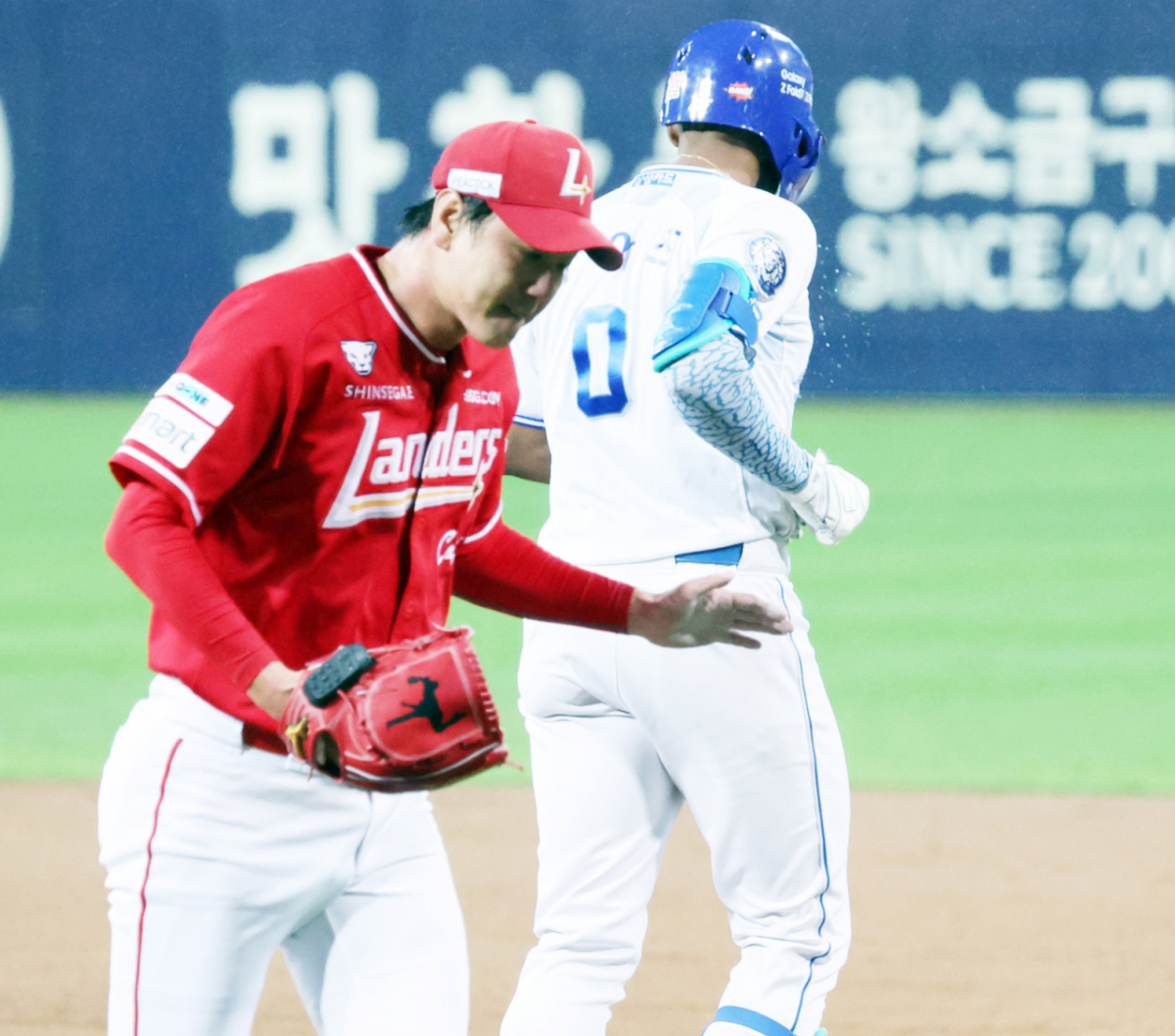 SSG 랜더스 김광현이 2025 KBO리그 준플레이오프 4차전 삼성 라이온즈 경기 3회말 2사 만루 위기에서 디아즈를 내야땅볼로 처리하고 더그아웃으로 향하고 있다. /사진=강영조 선임기자