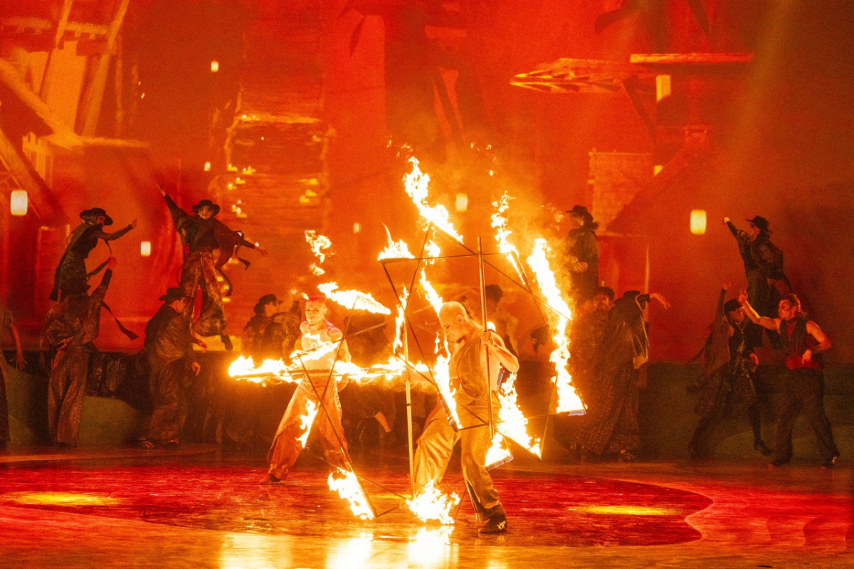 엘로와즈 서커스 아티스트들이 '윙즈 오브 메모리'  공연에서 '파이어' 퍼포먼스를 선보이는 모습. / 사진제공 = 에버랜드