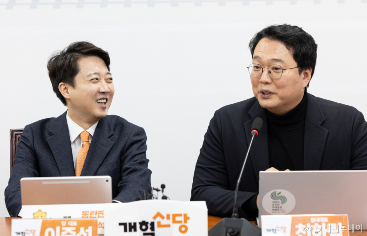 (서울=뉴스1) 이승배 기자 = 이준석 개혁신당 대표가 22일 서울 여의도 국회에서 열린 최고위원회의에서 천하람 원내대표를 바라보며 미소 짓고 있다. 2025.12.22/뉴스1 Copyright © 뉴스1. All rights reserved. 무단 전재 및 재배포, AI학습 이용 금지. /사진=(서울=뉴스1) 이승배 기자