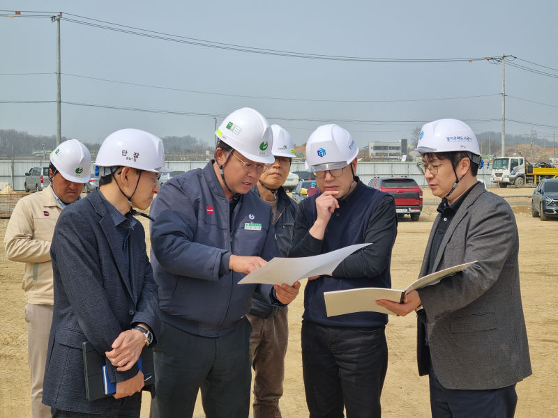 김상철 GH 사업전략·서부권역개발 총괄 본부장(오른쪽 2번째)이 사업 점검을 하고 있다./사진제공=GH