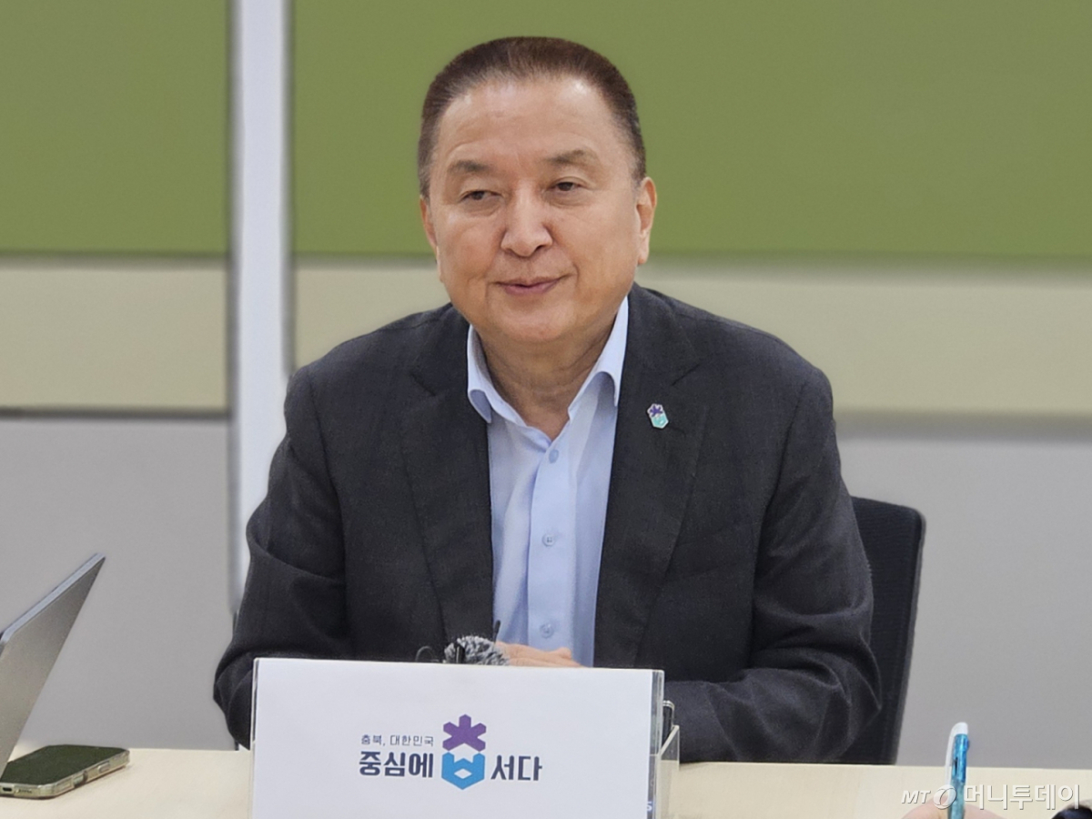 [청주=뉴시스] 이도근 기자= 김영환 충북지사가 19일 국민의힘 공천관리위원회의 컷오프와 경찰의 사전 영장 신청에 항의해 삭발한 뒤 충북도청 기자실을 찾아 소회를 밝히고 있다. 2026.03.19. nulha@newsis.com /사진=이도근