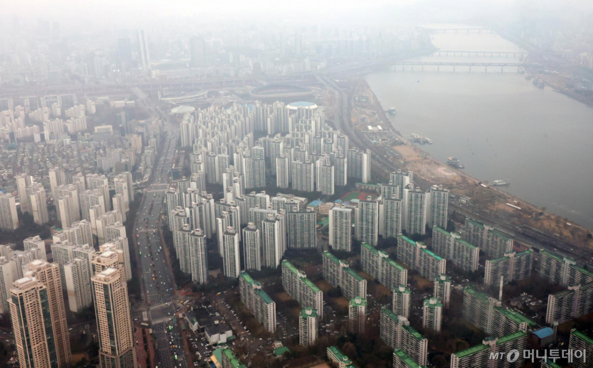 서울스카이에서 송파와 강남 일대 아파트 단지가 보이고 있다./사진=뉴시스 제공.