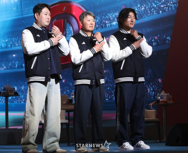 26일 미디어 데이에 참석한 두산 양의지(왼쪽부터)-김원형 감독-곽빈. /사진=김진경 대기자