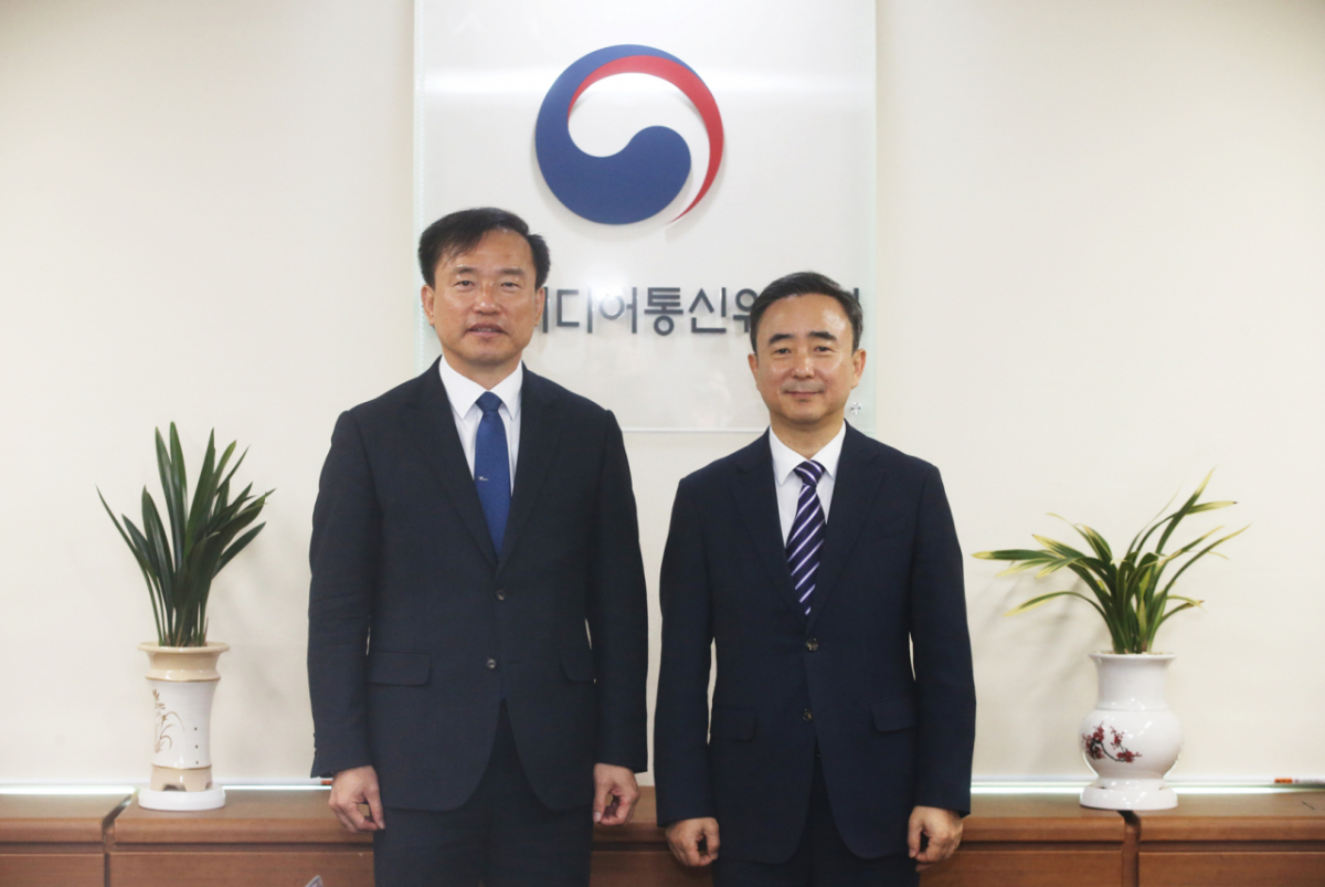 김종철 방송미디어통신위원회 위원장(왼쪽)과 임문영 국가인공지능전략위원회 상근부위원장(오른쪽)이 27일 경기 과천시 정부과천청사에서 '인공지능 시대 K-공론장 육성 간담회'를 갖고 있다.