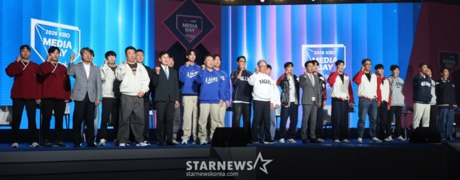 '2026 신한 SOL KBO 리그 미디어데이&팬페스트'가 26일 서울 잠실 롯데호텔 월드에서 열렸다. 10개 구단 감독과 선수들이 포토타임을 갖고 있다. LG 박해민·임찬규, 한화 채은성·문현빈, SSG 오태곤·조병현, 삼성 구자욱·강민호, NC 박민우·김주원, KT 장성우·안현민, 롯데 전준우·전민재, KIA 나성범·양현종, 두산 양의지·곽빈, 키움 임지열·하영민 등 10개 구단 감독과 대표 선수들이 참석했다. /사진=김진경 대기자