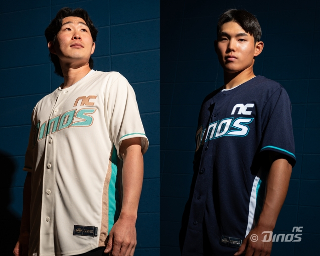 NC 다이노스 신규 얼트 유니폼을 입은 이재학(왼쪽)과 신재인. /사진=NC 다이노스 제공