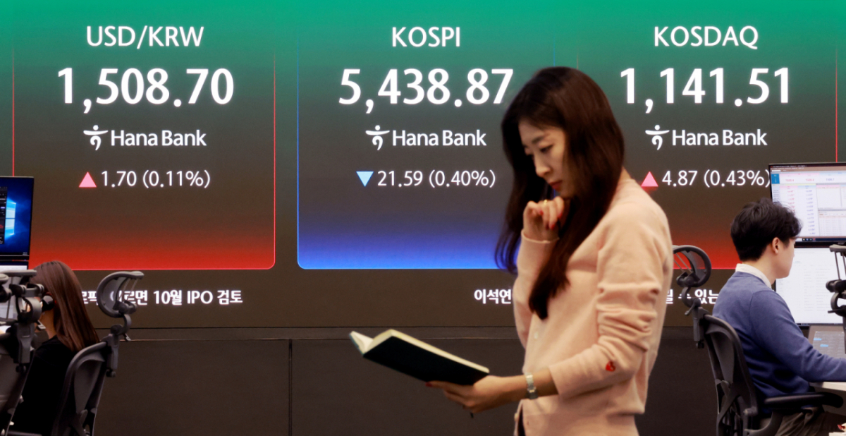 (서울=뉴스1) 이호윤 기자 = 27일 서울 중구 하나은행 본점 딜링룸 전광판에 종가가 표시되고 있다. 이날 코스피지수는 전일 대비 21.59포인트(p)(0.40%) 내린 5438.87, 코스닥은 4.87p(0.43%) 오른 1141.51로 장을 마감했다. 달러·원 환율은 전일 대비 1.7원 오른 1508.70원에 거래되고 있다. 2026.3.27/뉴스1 Copyright © 뉴스1. All rights reserved. 무단 전재 및 재배포, AI학습 이용 금지. /사진=(서울=뉴스1) 이호윤 기자