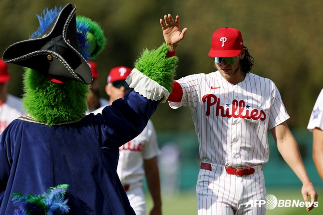 팀 승리를 이끈 봄이 마스코트와 하이파이브를 하고 있다. /AFPBBNews=뉴스1