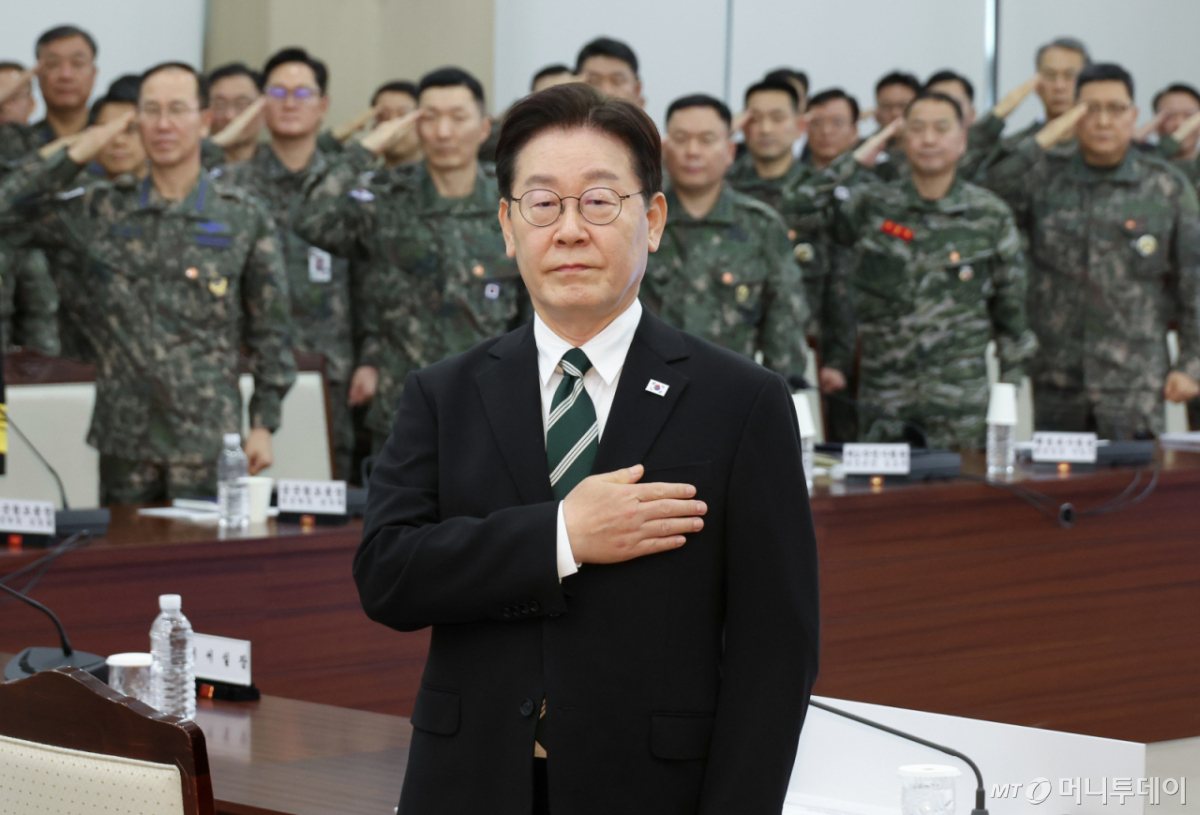 (서울=뉴스1) 허경 기자 = 이재명 대통령이 27일 서울 용산구 국방부에서 열린 전군 주요 지휘관 회의에서 국민의례를 하고 있다. (청와대통신사진기자단) 2026.3.27/뉴스1 Copyright © 뉴스1. All rights reserved. 무단 전재 및 재배포, AI학습 이용 금지. /사진=(서울=뉴스1) 허경 기자