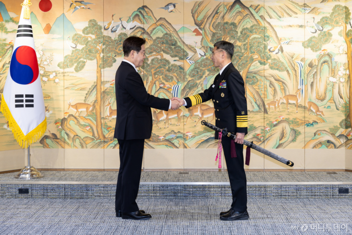 (서울=뉴스1) 허경 기자 = 이재명 대통령이 27일 서울 용산구 국방부에서 김경률 신임 해군참모총장에게 삼정검 수치를 수여하고 있다. (청와대 제공. 재판매 및 DB 금지) 2026.3.27/뉴스1 Copyright © 뉴스1. All rights reserved. 무단 전재 및 재배포, AI학습 이용 금지. /사진=(서울=뉴스1) 허경 기자