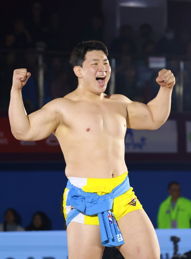 한라장사를 확정한 김무호가 포효하고 있다. /사진=대한씨름협회 제공