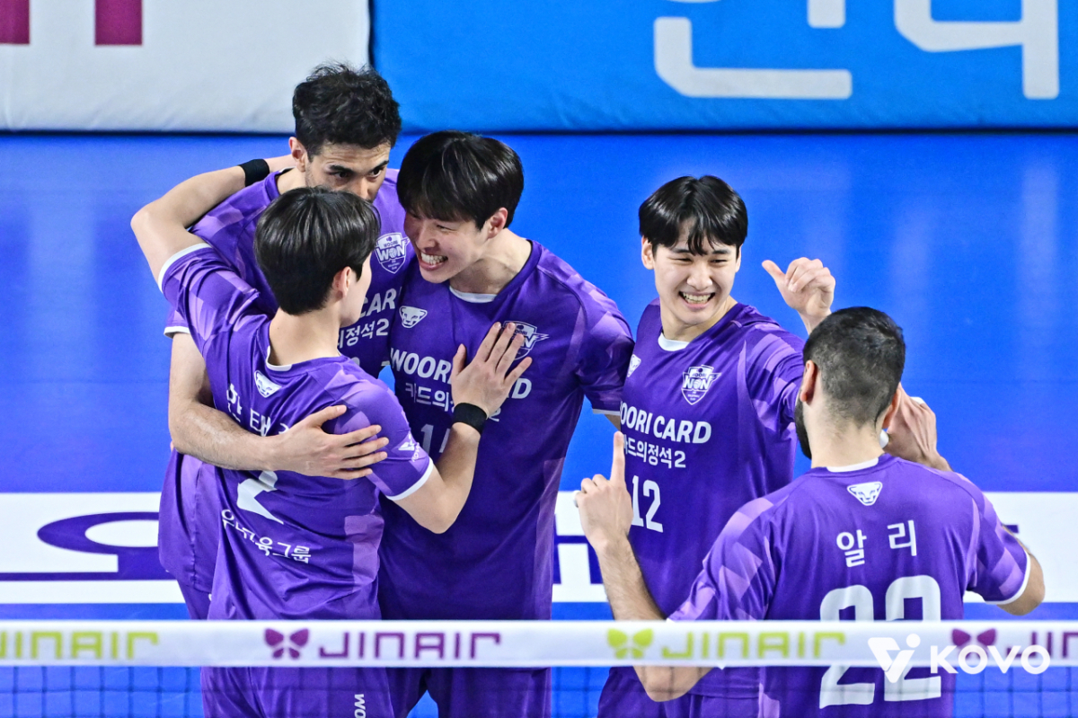 우리카드 선수들이 27일 천안유관순체육관에서 열린 프로배구 V-리그 남자부 플레이오프 1차전 현대캐피탈전에서 득점에 성공한 뒤 기뻐하고 있다. /사진=한국배구연맹 제공