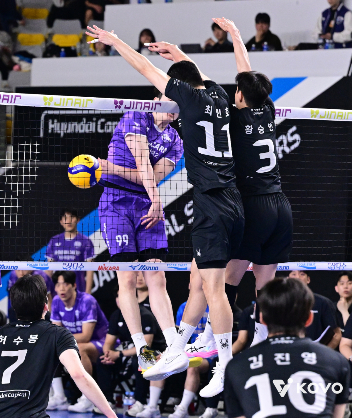 27일 천안유관순체육관에서 열린 프로배구 V-리그 남자부 플레이오프 1차전 현대캐피탈과 우리카드전 경기 모습. /사진=한국배구연맹 제공