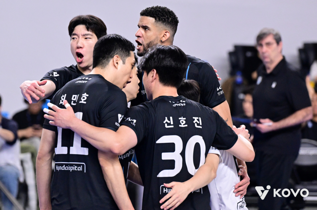 현대캐피탈 선수들이 27일 천안유관순체육관에서 열린 프로배구 V-리그 남자부 플레이오프 1차전 우리카드전에서 득점에 성공한 뒤 기뻐하고 있다. /사진=한국배구연맹 제공