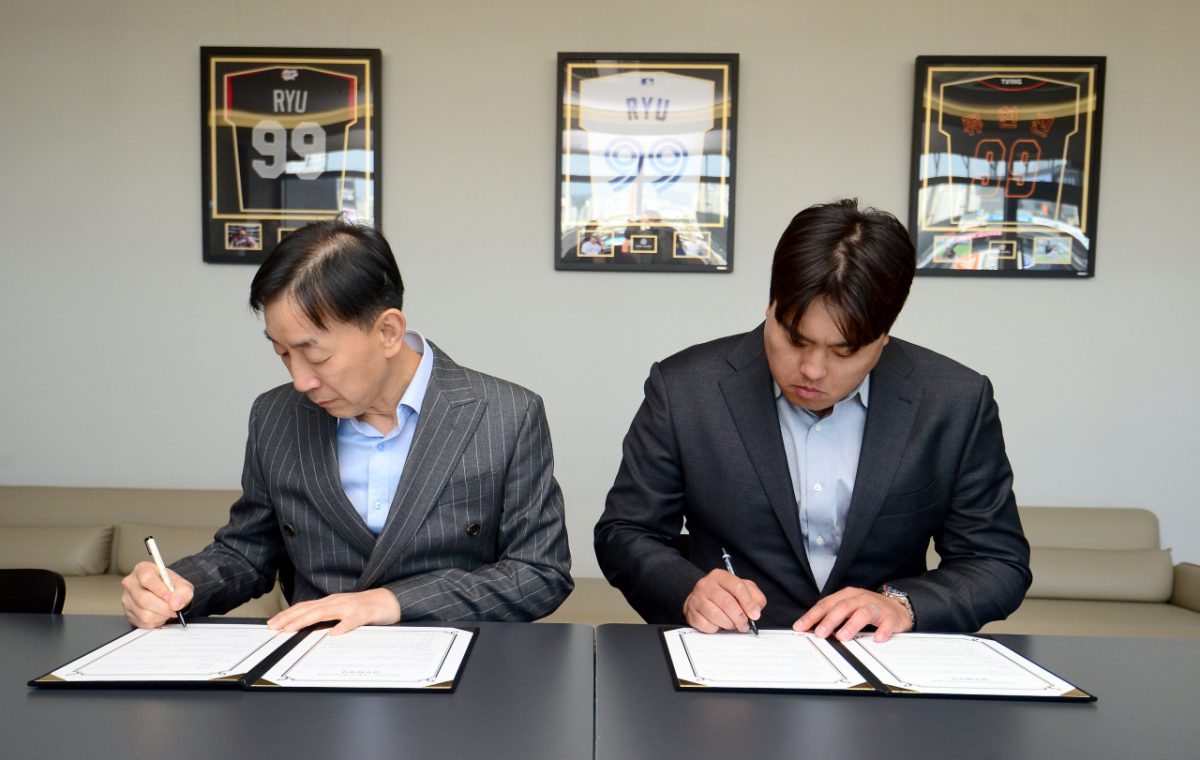 류현진재단-현대프리미엄아울렛 대전점의 유소년 야구 지원 위한 업무 협약 체결 모습. 류현진(오른쪽)과 김필범 사업부장. /사진=류현진재단 제공