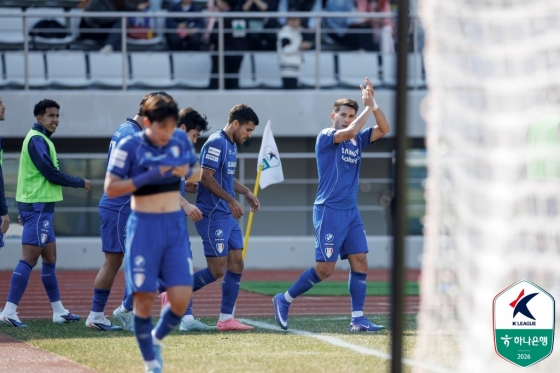 헤이스(오른쪽)가 21일 오후 2시 김해종합운동장에서 열린 하나은행 K리그2 2026 4라운드에서 추가골을 넣고 박수치고 있다. /사진=한국프로축구연맹 제공