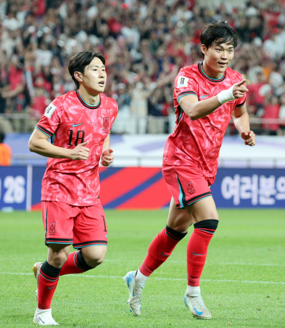 대한민국 축구대표팀 공격수 오현규(오른쪽)와 이강인. /사진=강영조 선임기자