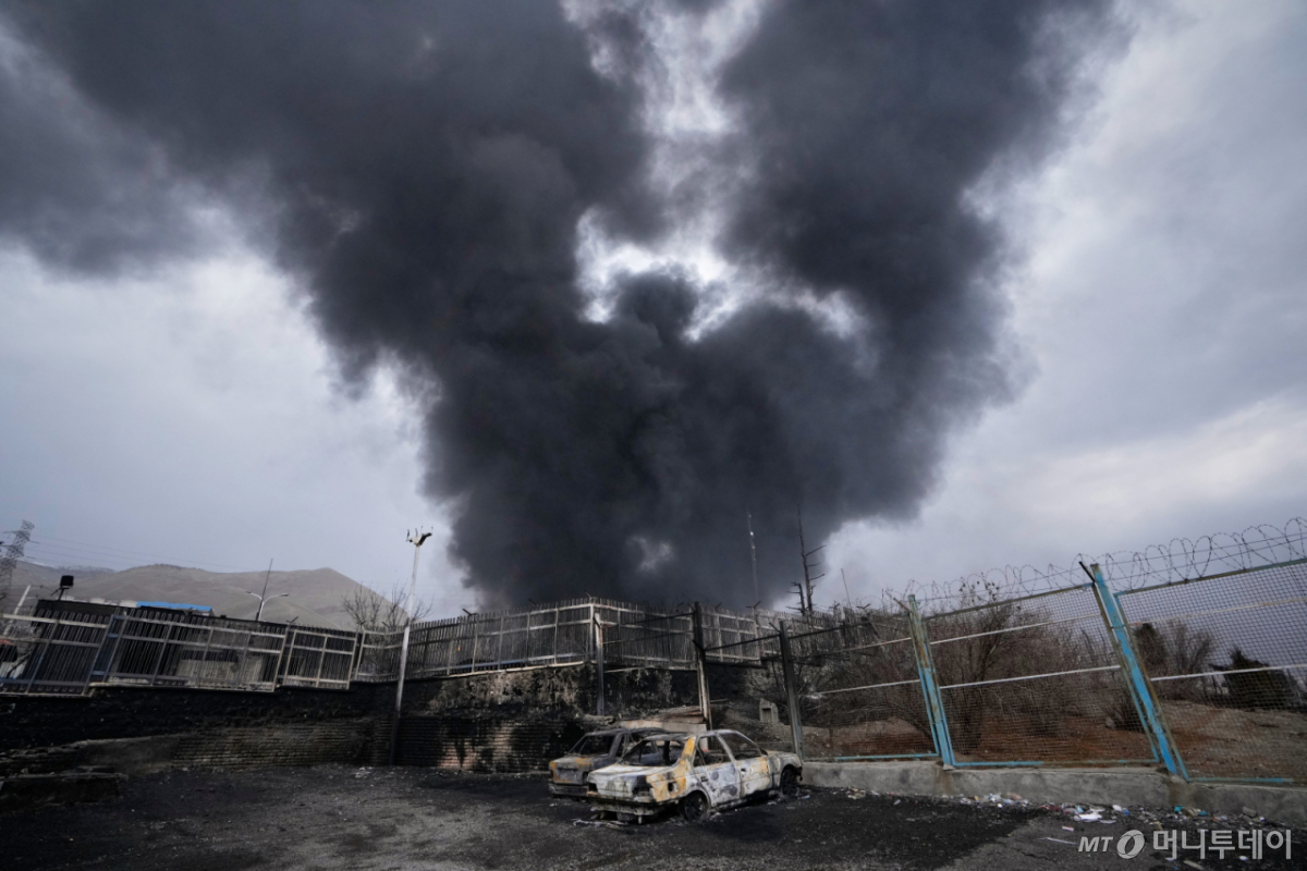 미국과 이스라엘의 공습으로 타격을 받은 이란 석유저장 시설에서 지난 8일 짙은 연기 기둥이 피어오르고 있다. /테헤란(이란) AP=뉴시스
