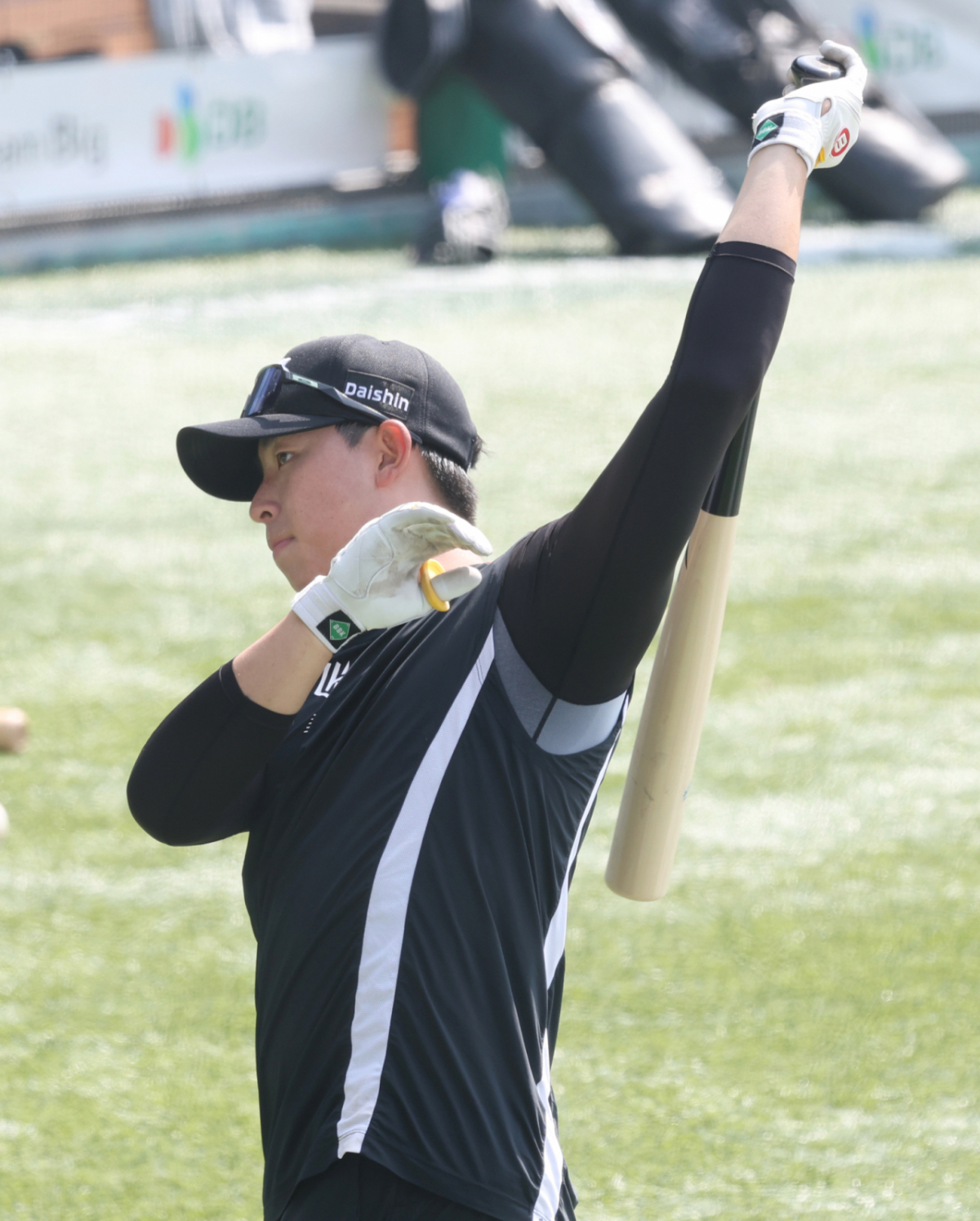 2026 신한 SOL Bank KBO리그 공식 개막전 LG 트윈스 대 KT 위즈 경기가 28일 서울 잠실야구장에서 열렸다. KT 이강민이 타격 훈련을 하고 있다. /사진=김진경 대기자