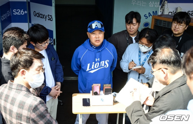 취재진과 인터뷰를 하고 있는 박진만 감독(가운데).